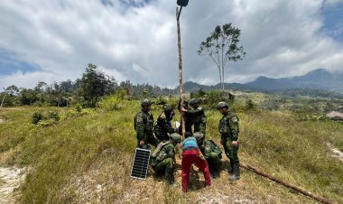 Lampu Jalan Terpasang, Yonif 200/BN Terangi Malam Warga Mbulmu Yalma
